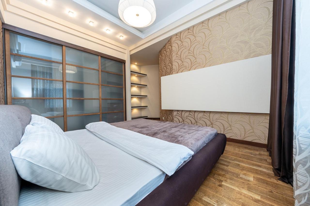 Apartments On Besarabka Kyiv Exterior photo